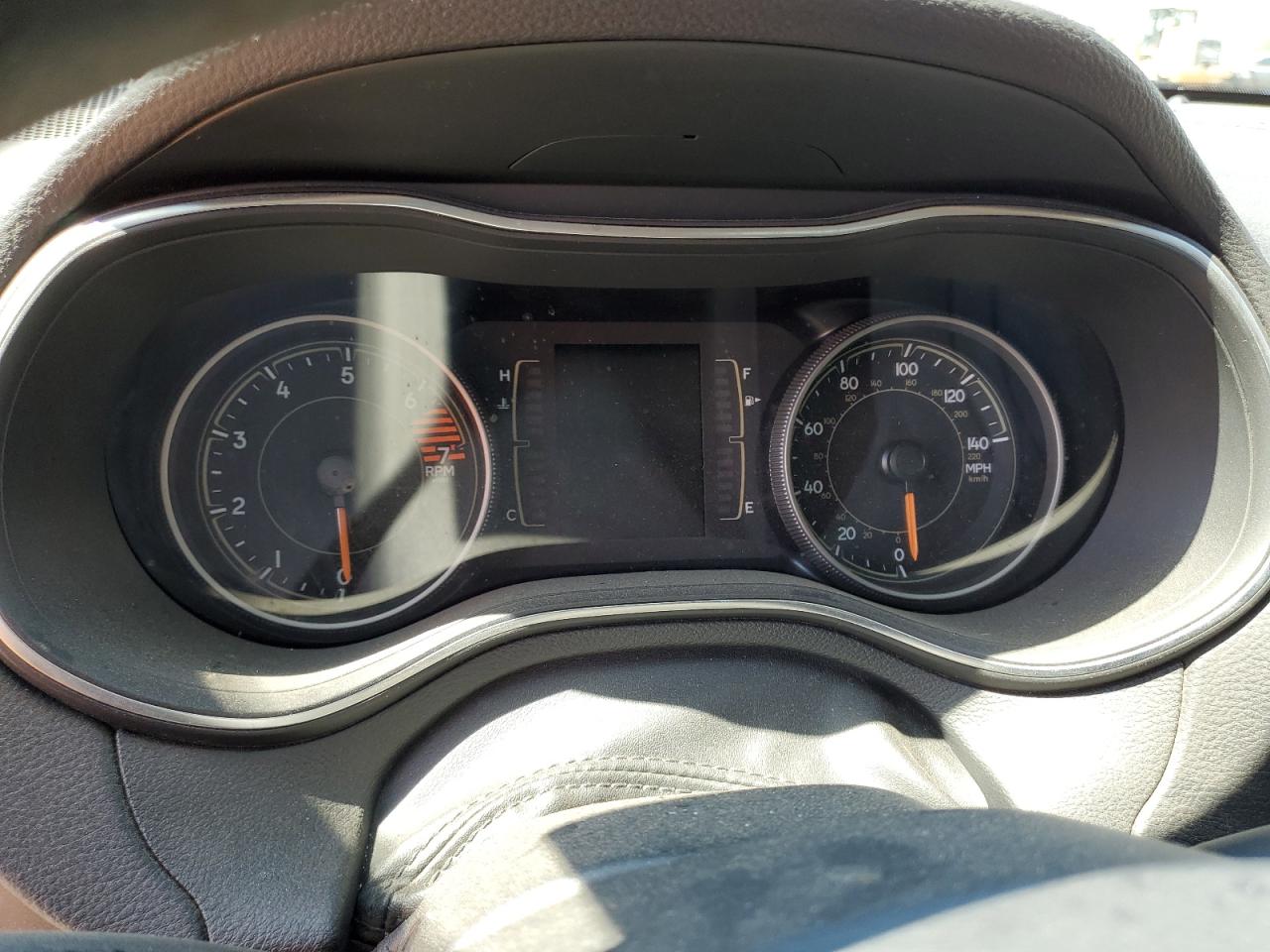 1C4PJLCB9KD377335 2019 Jeep Cherokee Latitude