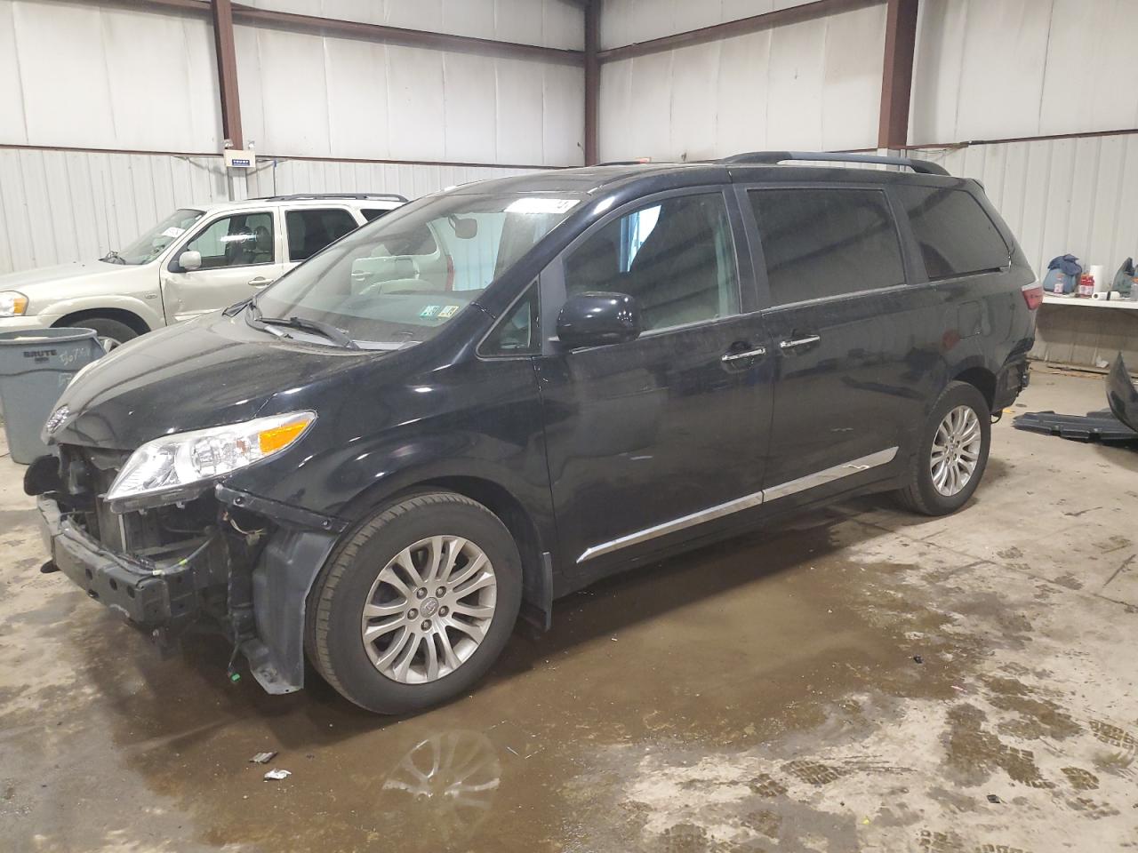 5TDYZ3DC7HS809700 2017 Toyota Sienna Xle