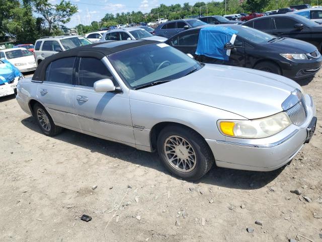 2000 Lincoln Town Car Signature VIN: 1LNHM82W9YY784677 Lot: 56572964