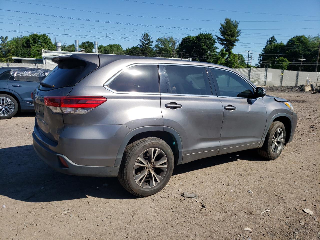 5TDZARFH9JS041490 2018 Toyota Highlander Le