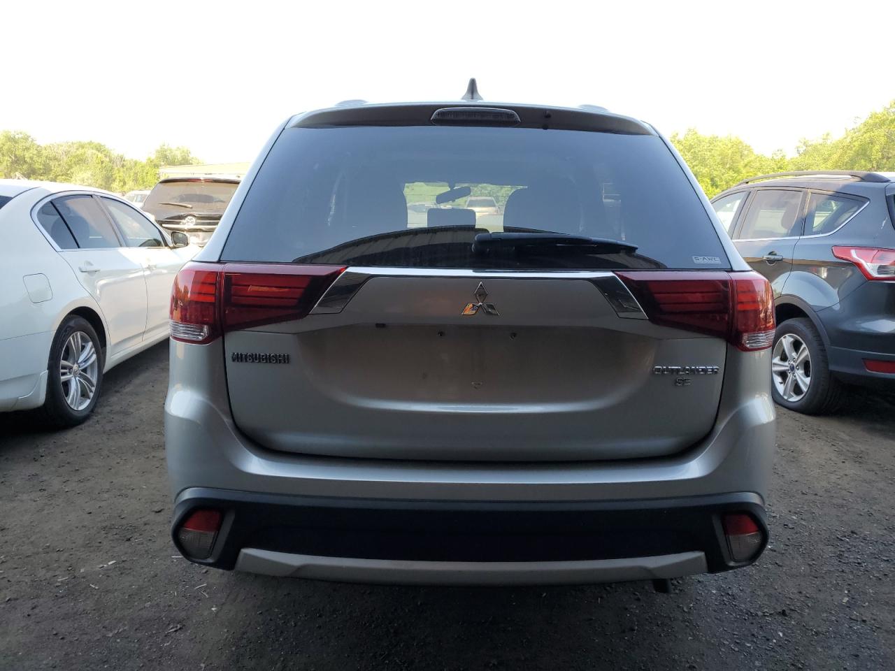 JA4AZ3A39JJ001206 2018 Mitsubishi Outlander Se