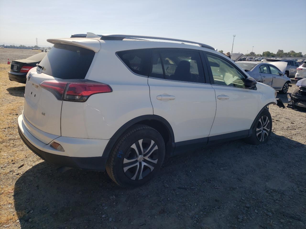 JTMZFREV7HJ136212 2017 Toyota Rav4 Le