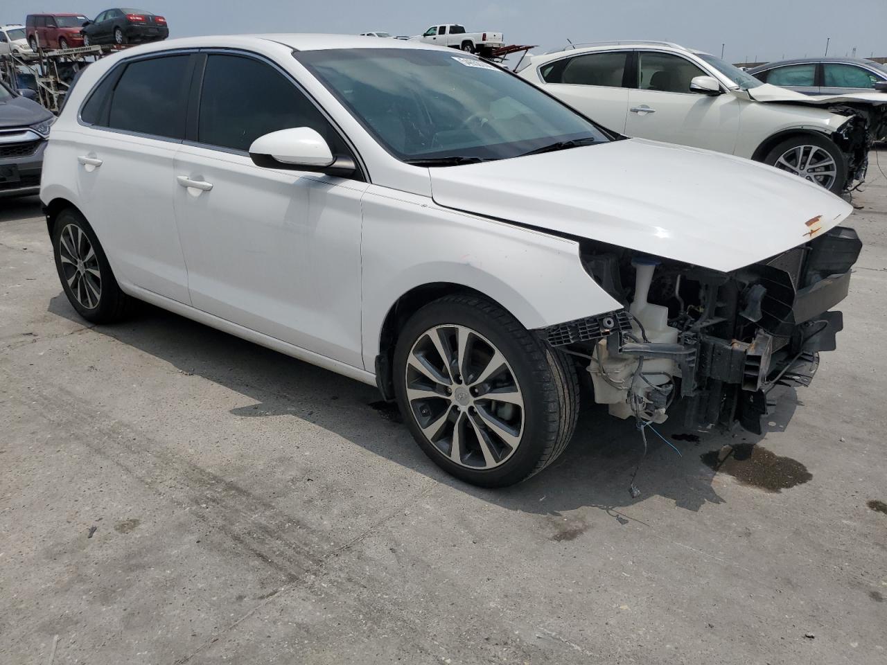 2018 Hyundai Elantra Gt vin: KMHH35LE5JU068847