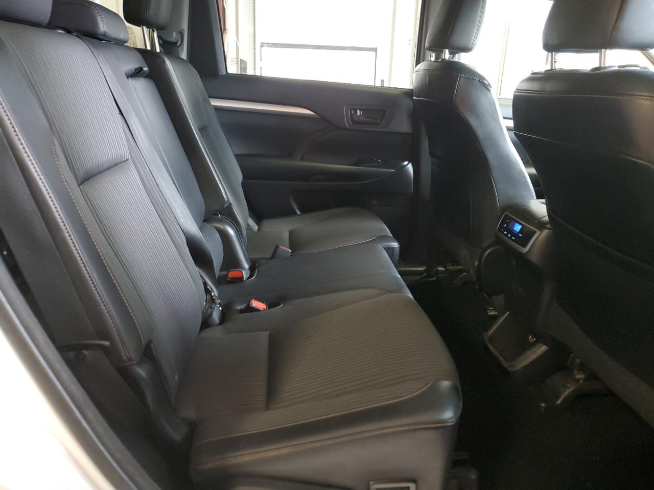 5TDBKRFH6FS175704 2015 Toyota Highlander Le