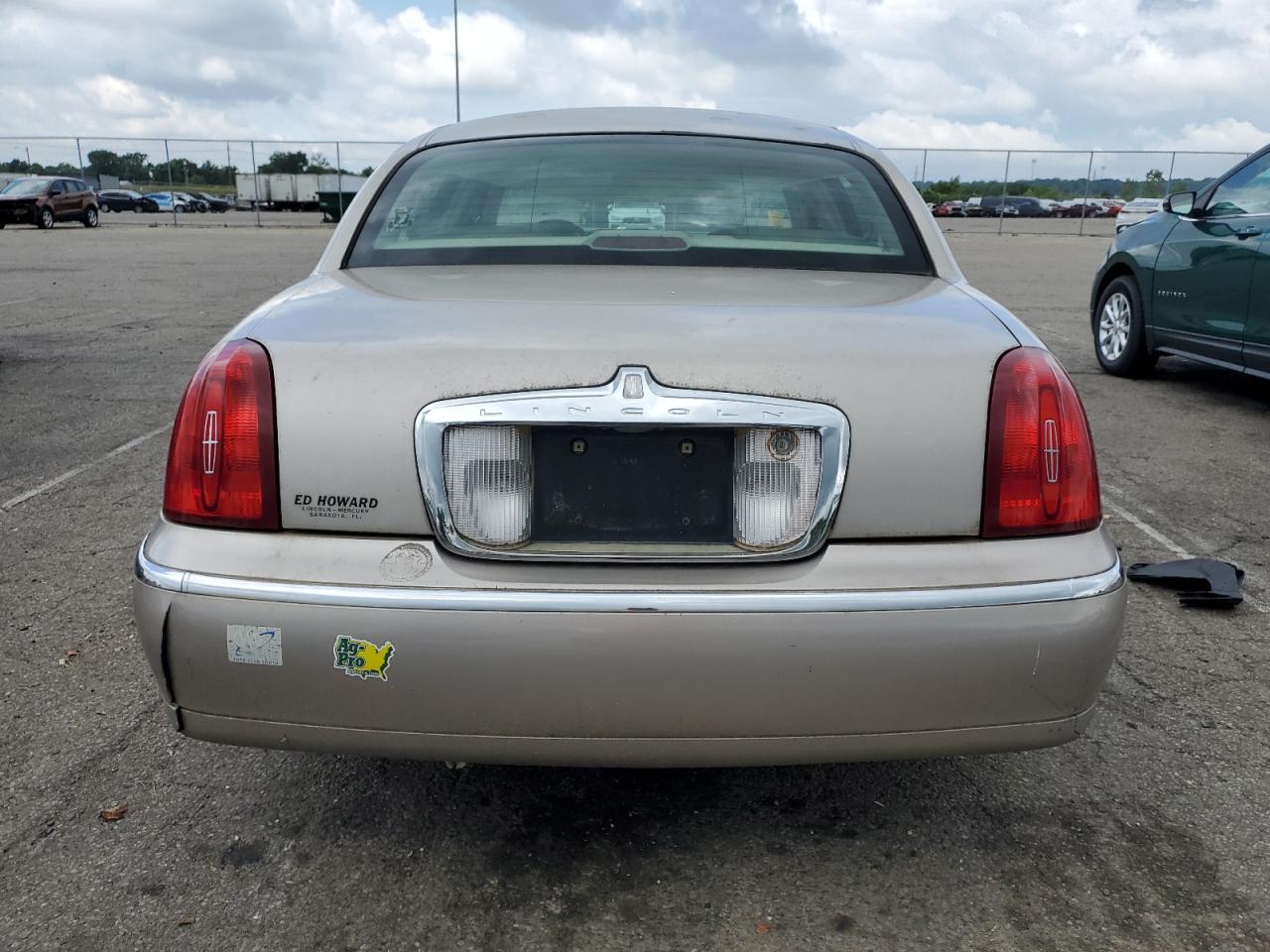 1LNHM81W11Y729406 2001 Lincoln Town Car Executive