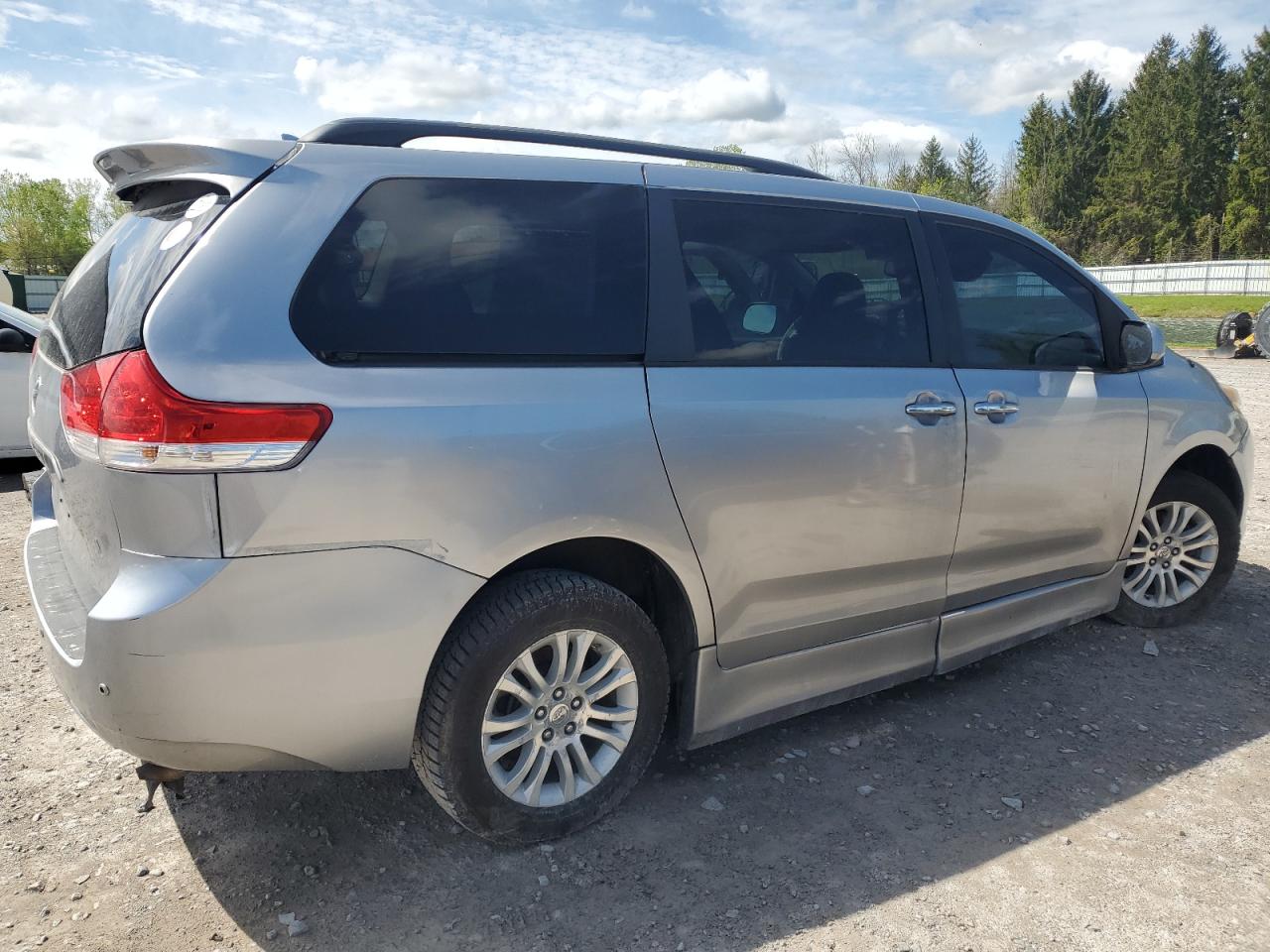 5TDYK3DC5BS095352 2011 Toyota Sienna Xle