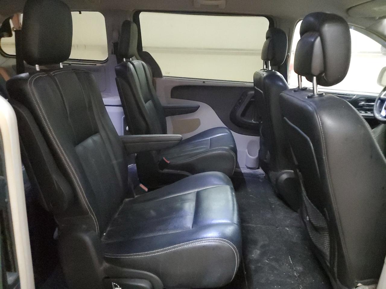 2A4RR8DG9BR703750 2011 Chrysler Town & Country Touring L