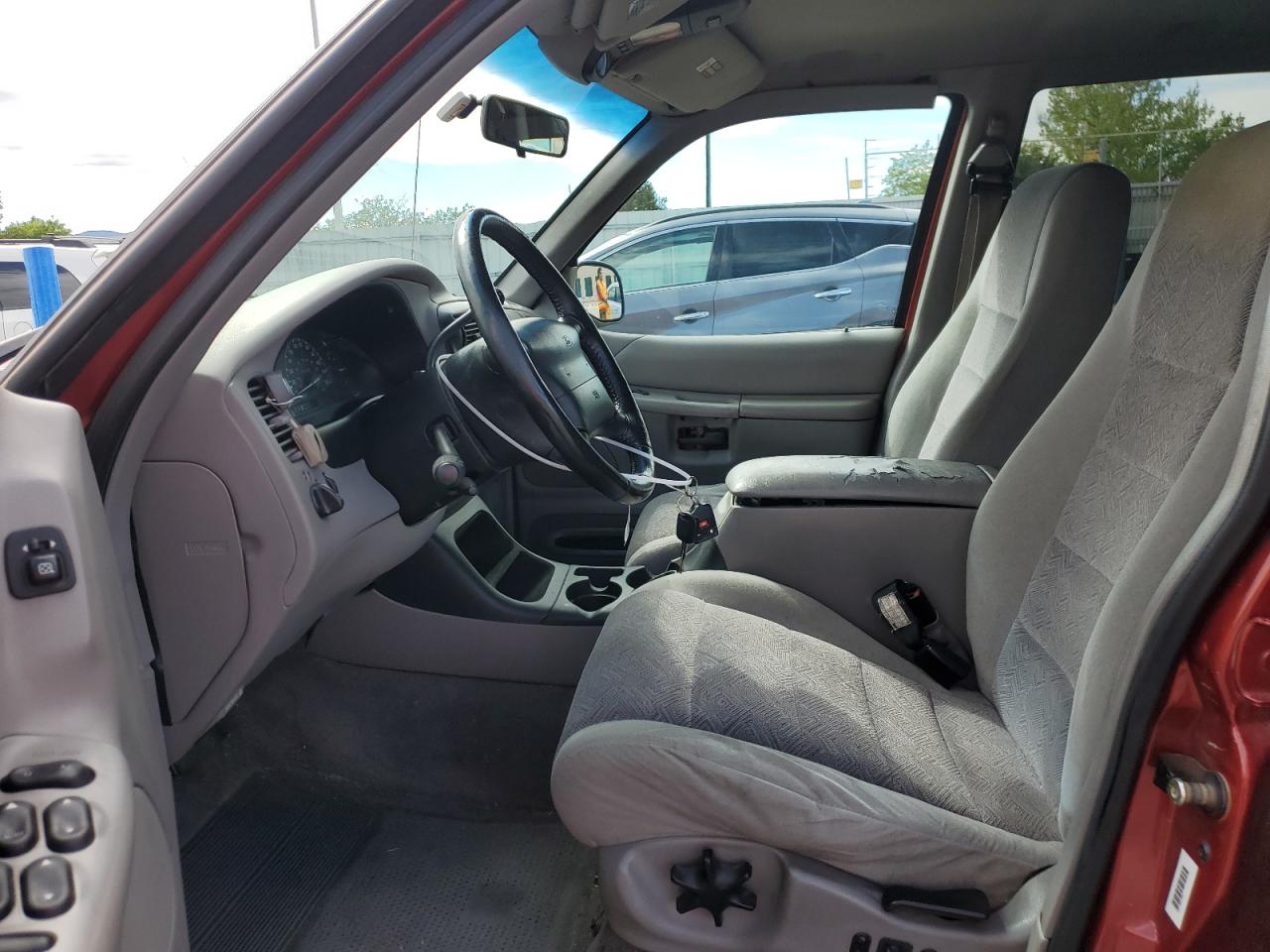 1FMZU73E3YUB18667 2000 Ford Explorer Xlt