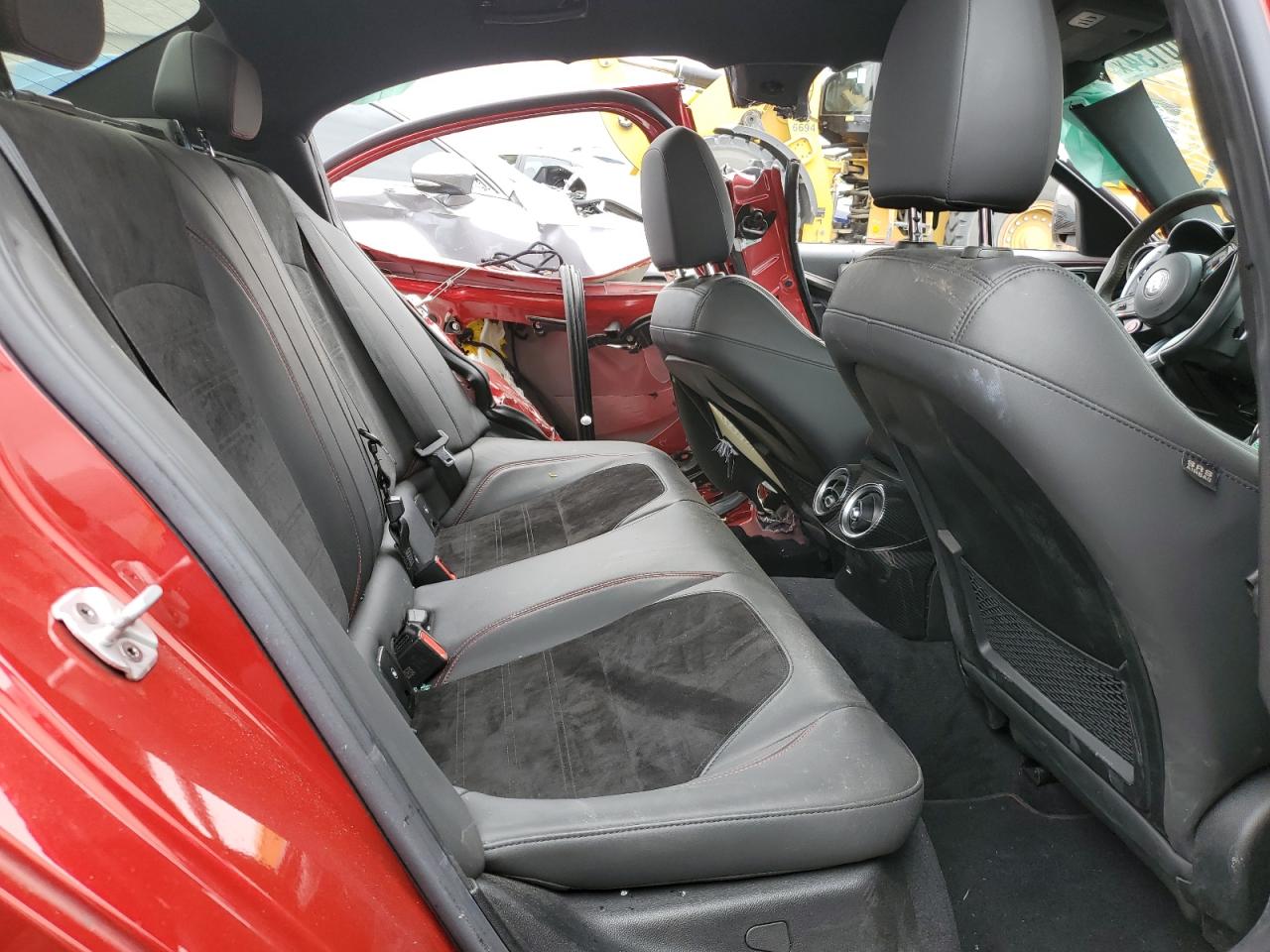 ZARFAEAV8H7555656 2017 Alfa Romeo Giulia Quadrifoglio