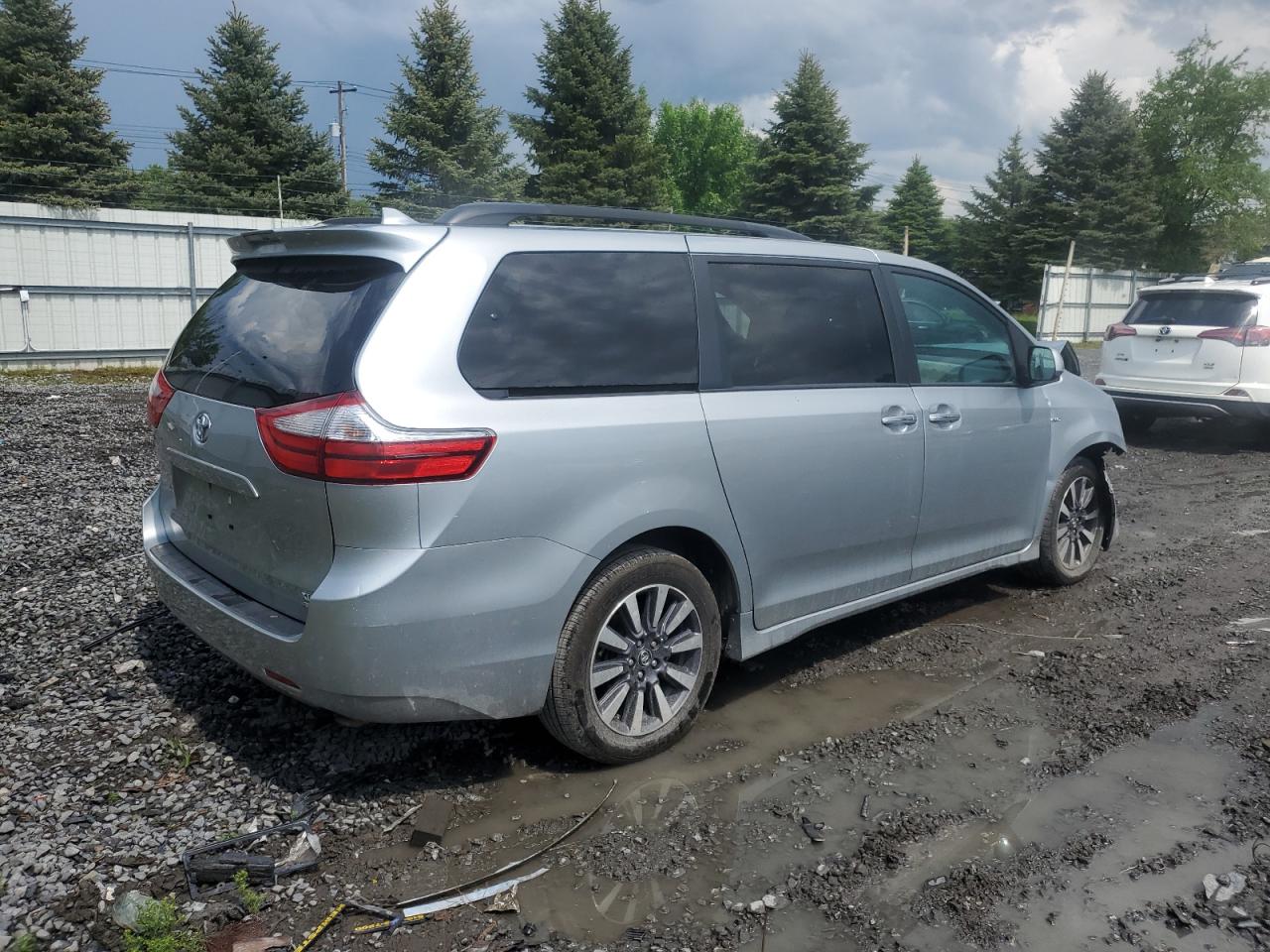 5TDDZ3DC8KS219723 2019 Toyota Sienna Xle