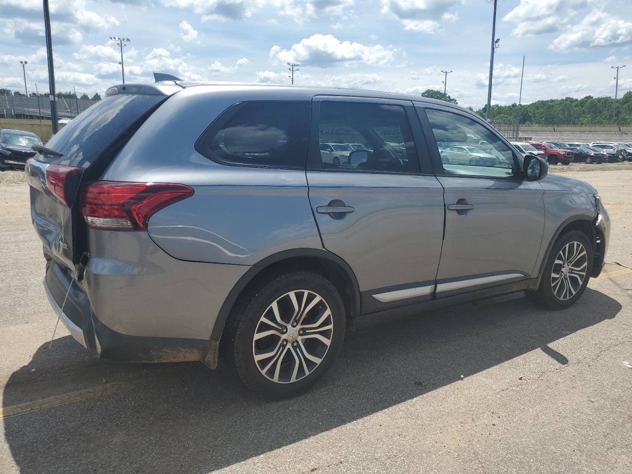 JA4AD2A37JZ013882 2018 Mitsubishi Outlander Es