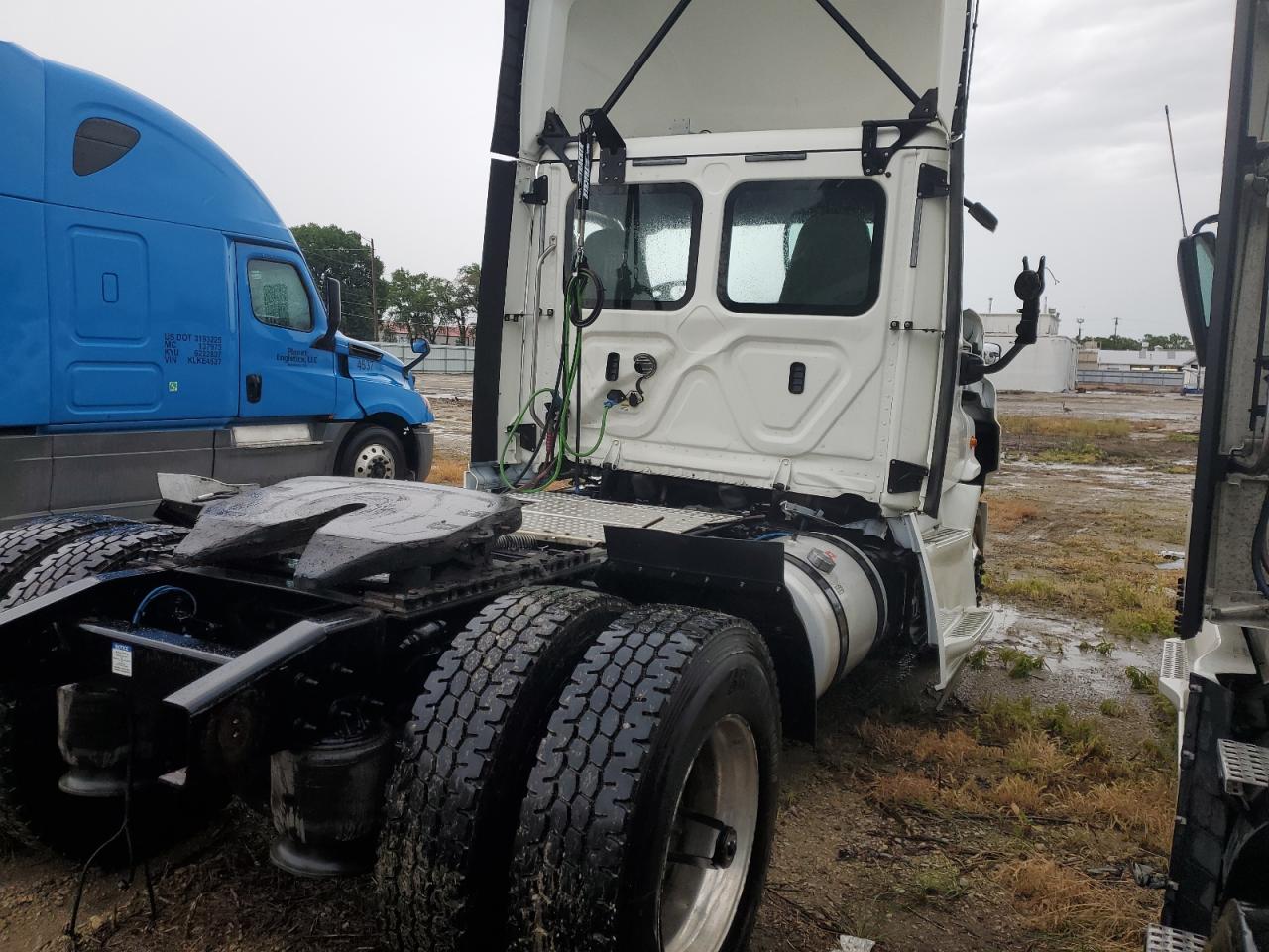 Lot #2935512137 2020 FREIGHTLINER CASCADIA 1