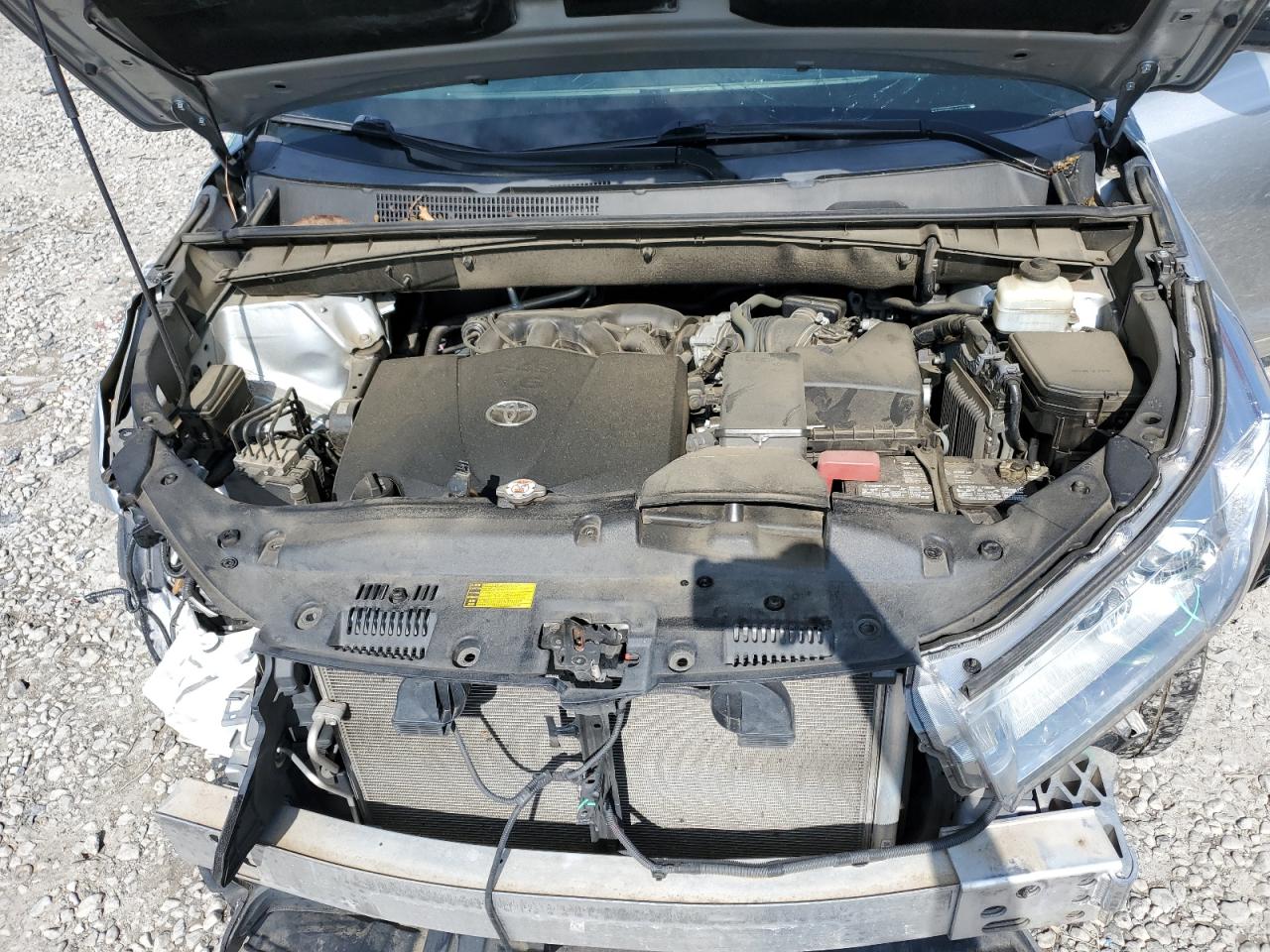 5TDZZRFH1JS267113 2018 Toyota Highlander Le