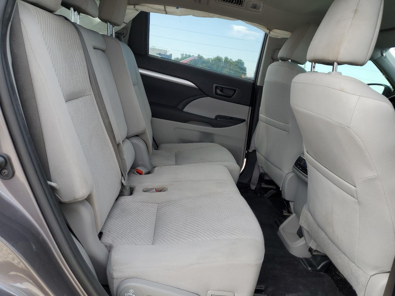 5TDZARFH8KS060551 2019 Toyota Highlander Le