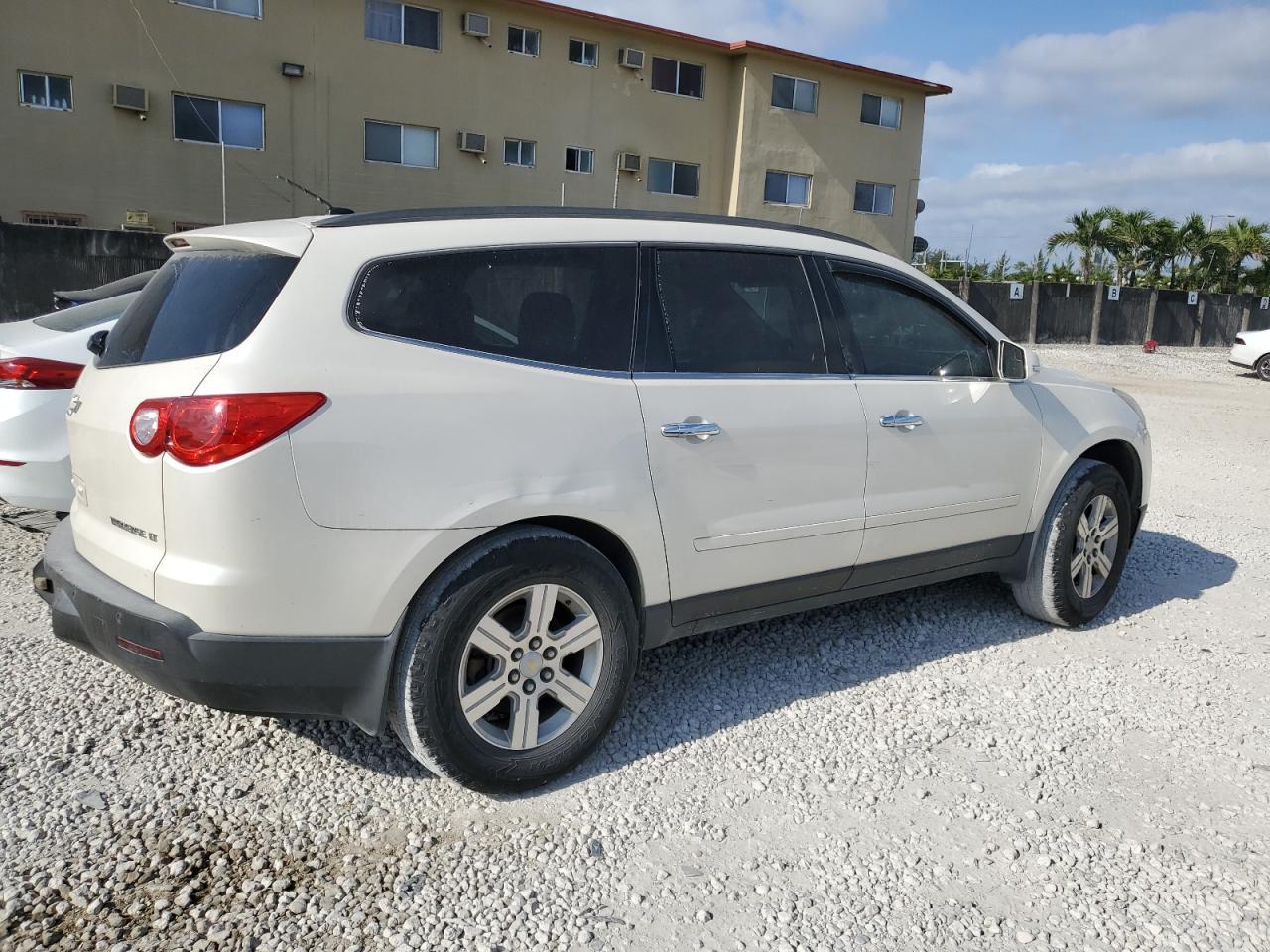 1GNKRGEDXBJ153704 2011 Chevrolet Traverse Lt