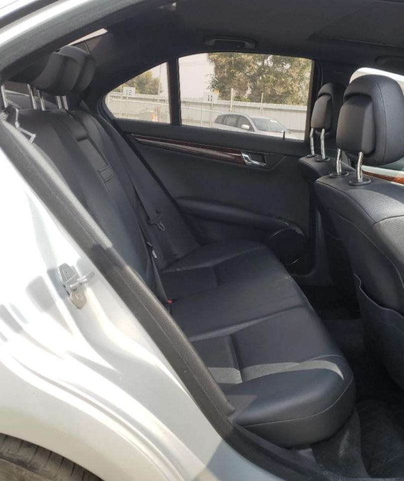 WDDGF5EB8BA465570 2011 Mercedes-Benz C 300