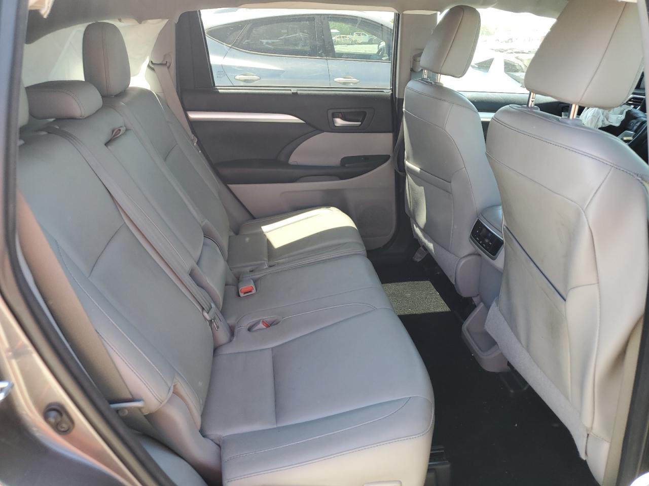 5TDJKRFH5GS353373 2016 Toyota Highlander Xle