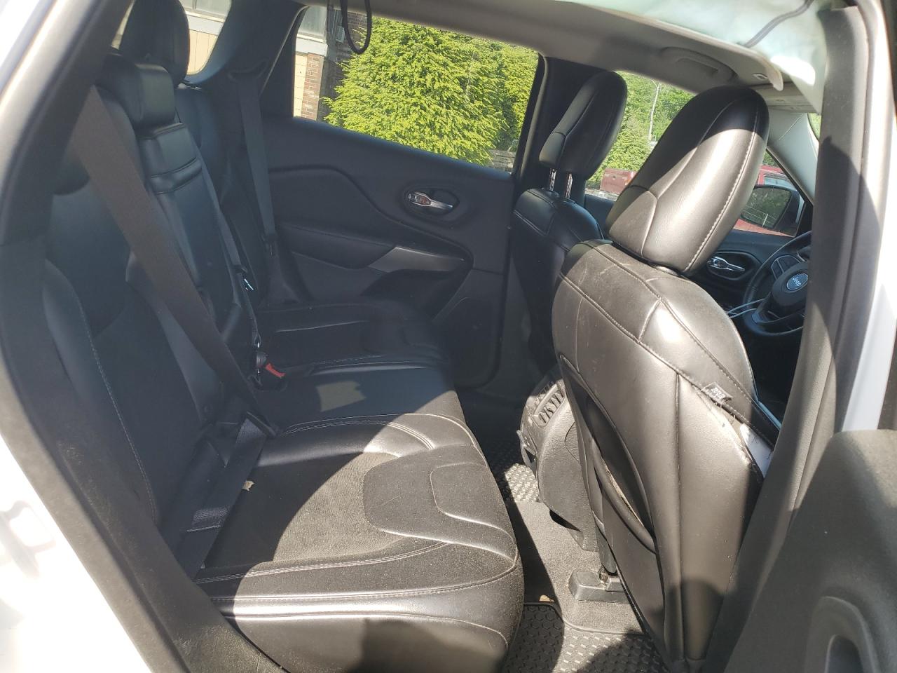 1C4PJMLB2KD228576 2019 Jeep Cherokee Latitude Plus