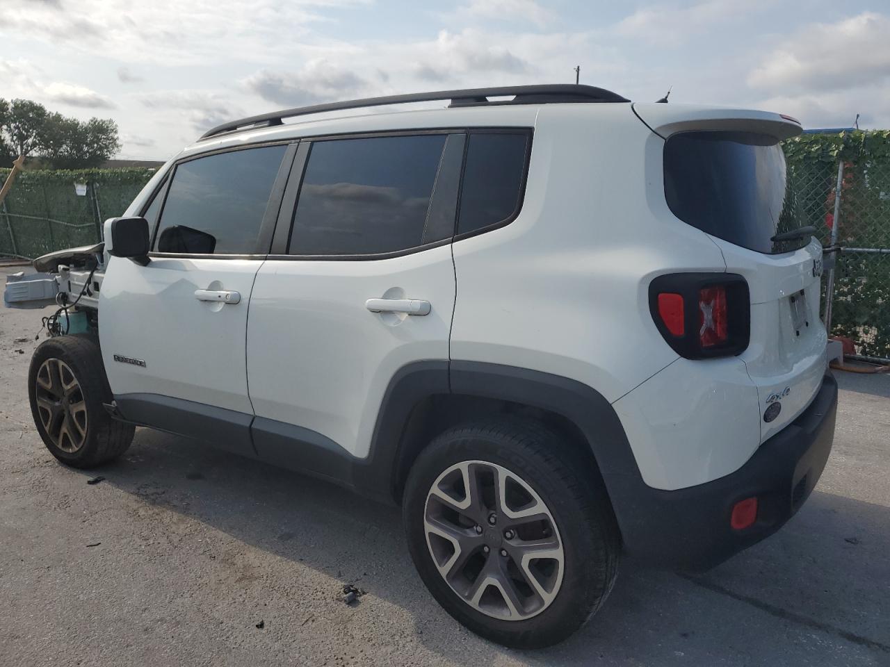 ZACCJBBT2GPE25592 2016 Jeep Renegade Latitude