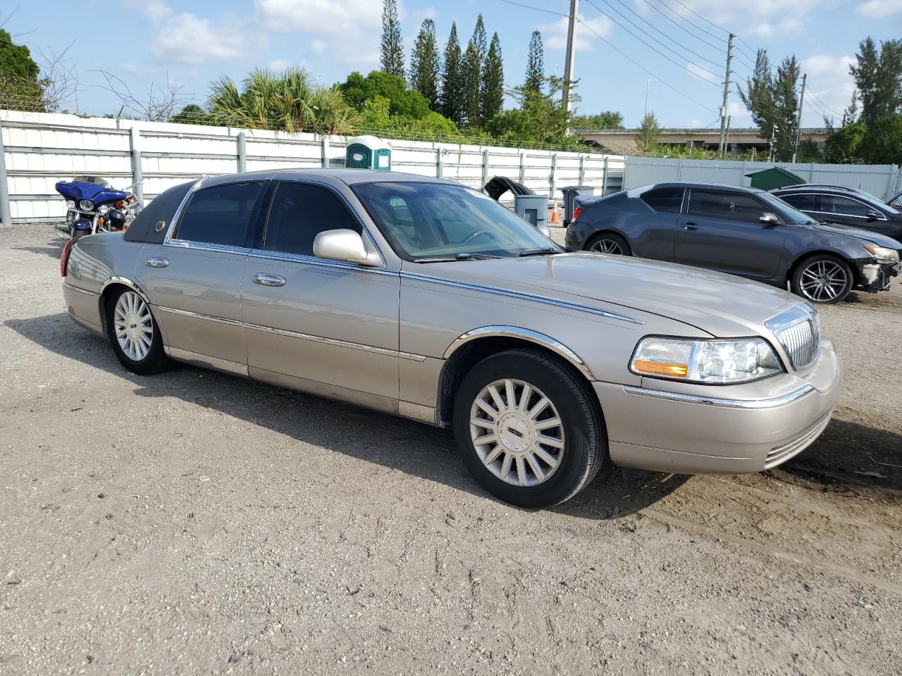 1LNHM82W43Y633335 2003 Lincoln Town Car Signature