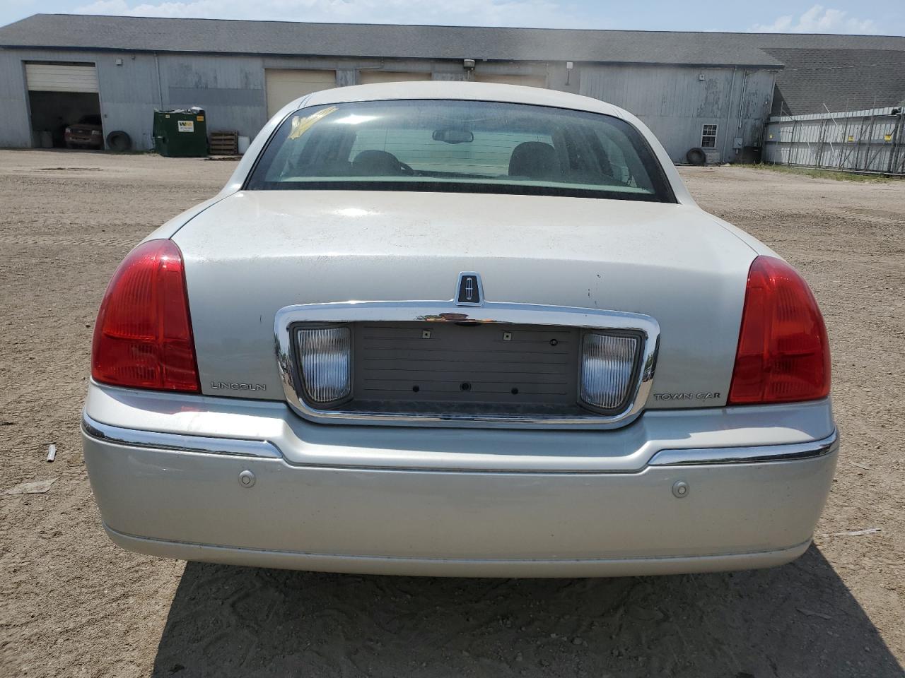 1LNHM83W64Y685517 2004 Lincoln Town Car Ultimate