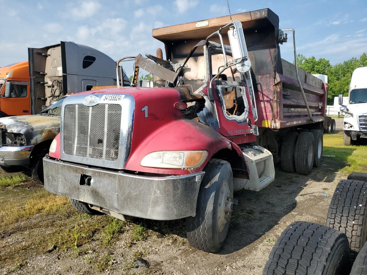 Lot #2935887828 2005 PETERBILT 335