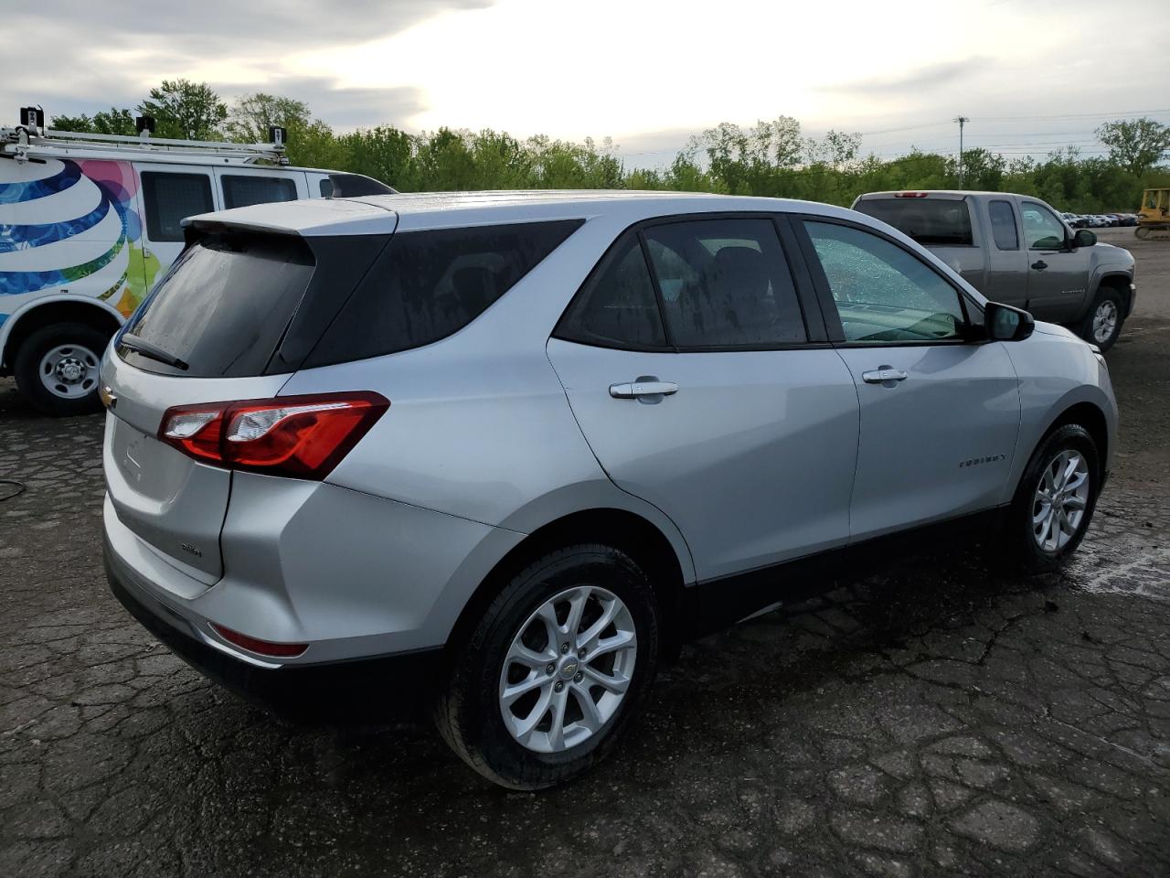 2GNAXREV7J6255723 2018 Chevrolet Equinox Ls