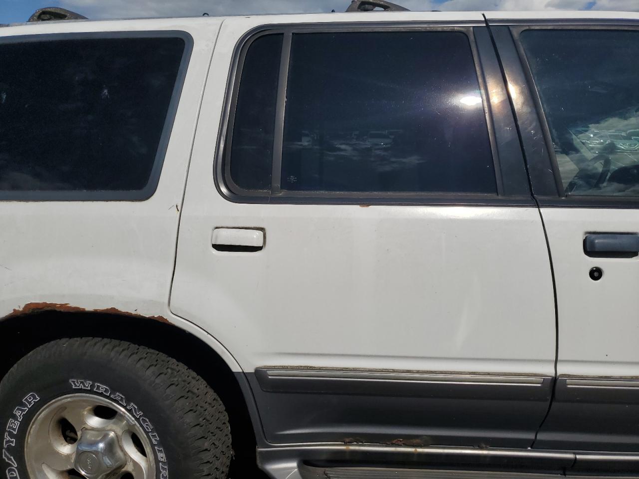 1FMZU83PXYZB88774 2000 Ford Explorer Xlt