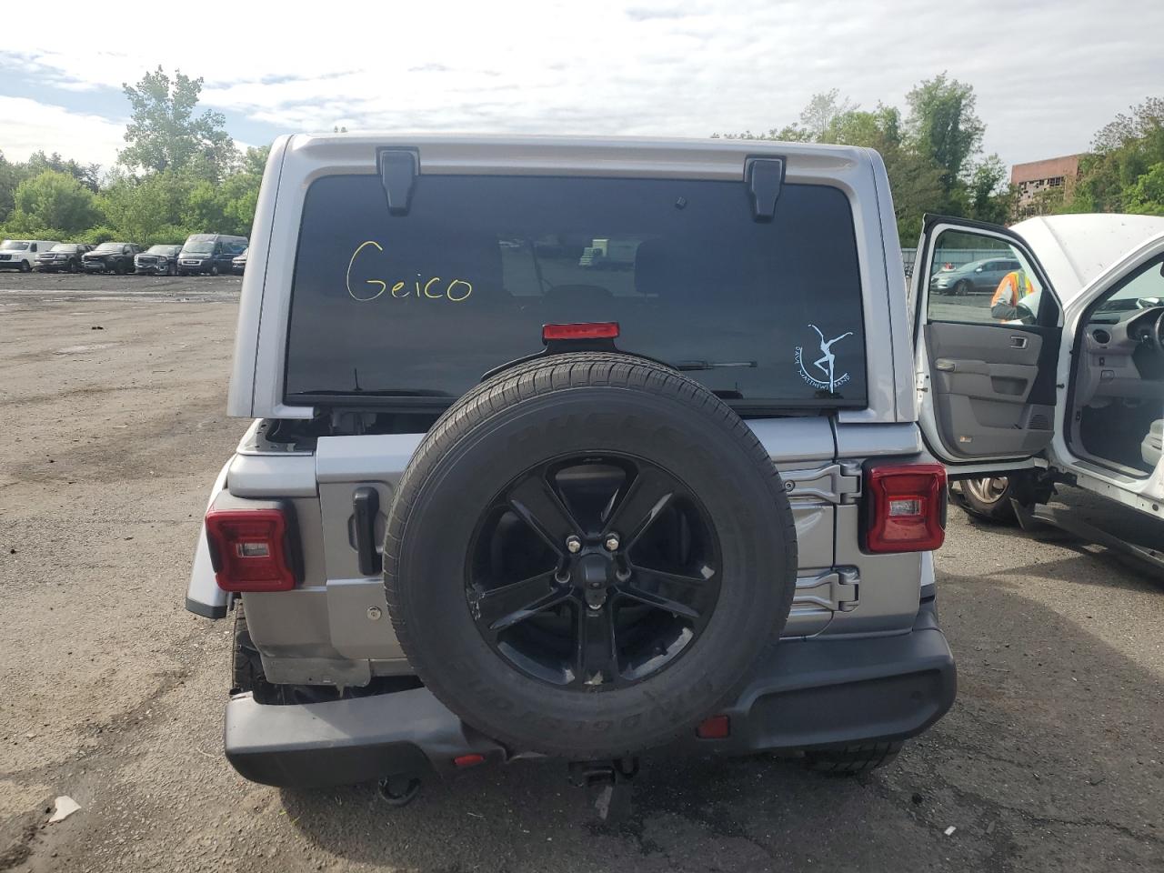 1C4HJXEN2LW242819 2020 Jeep Wrangler Unlimited Sahara