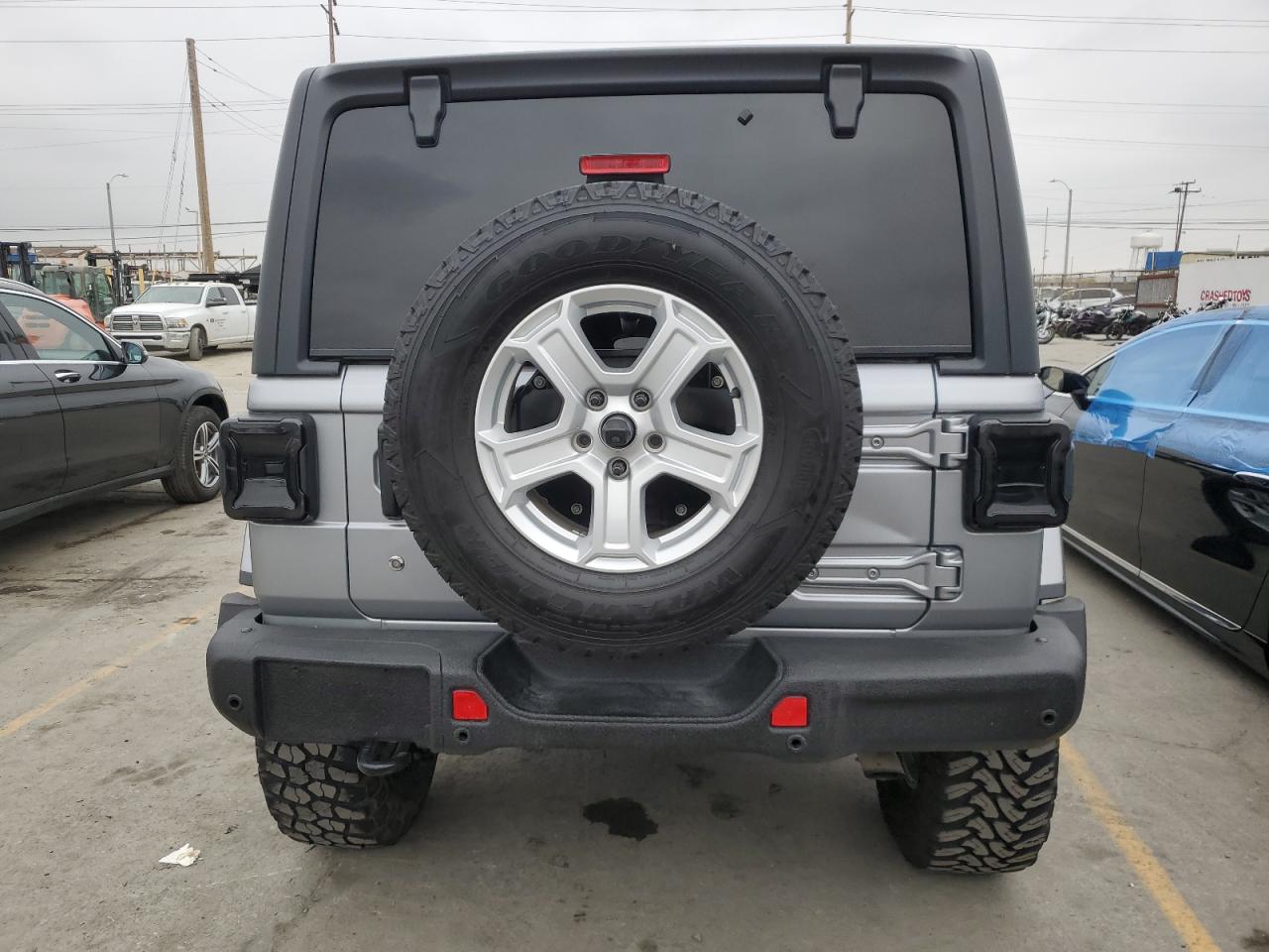 1C4HJXEN8LW240279 2020 Jeep Wrangler Unlimited Sahara