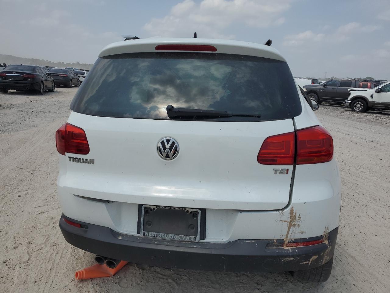 WVGRV7AX2HW507600 2017 Volkswagen Tiguan Wolfsburg