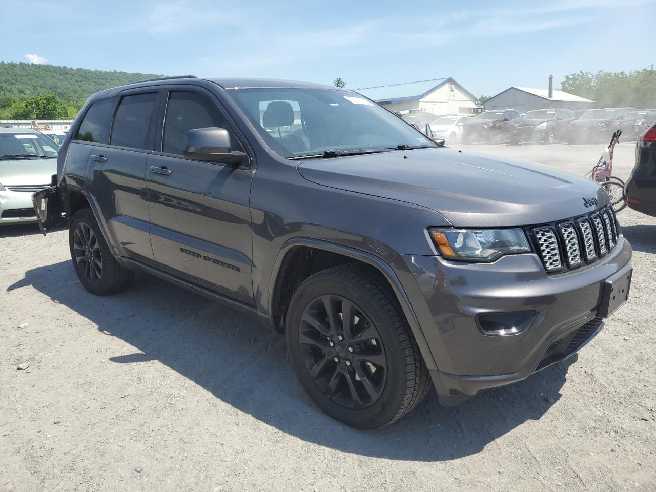 1C4RJFAGXJC121332 2018 Jeep Grand Cherokee Laredo