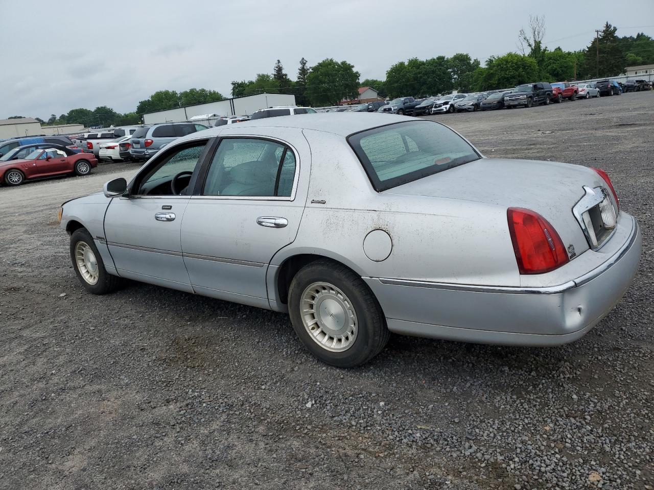 1LNHM81WX1Y733793 2001 Lincoln Town Car Executive