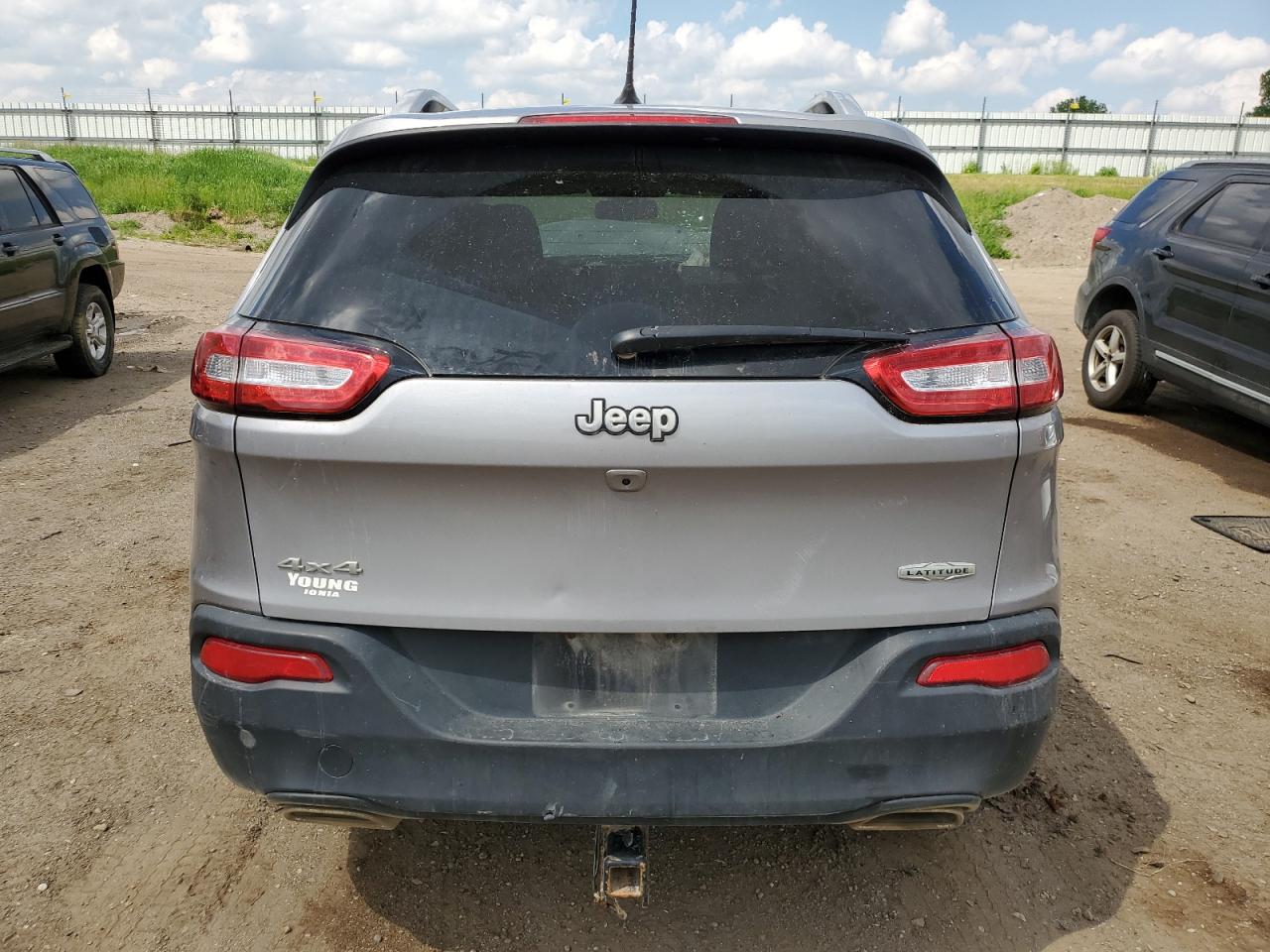 1C4PJMCXXJD517327 2018 Jeep Cherokee Latitude