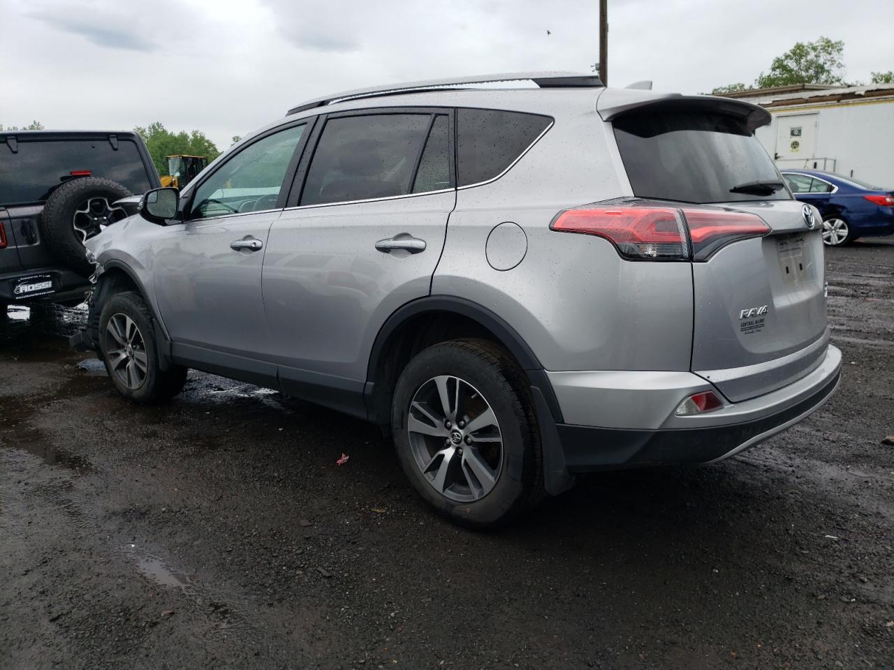 2T3RFREV0HW547825 2017 Toyota Rav4 Xle