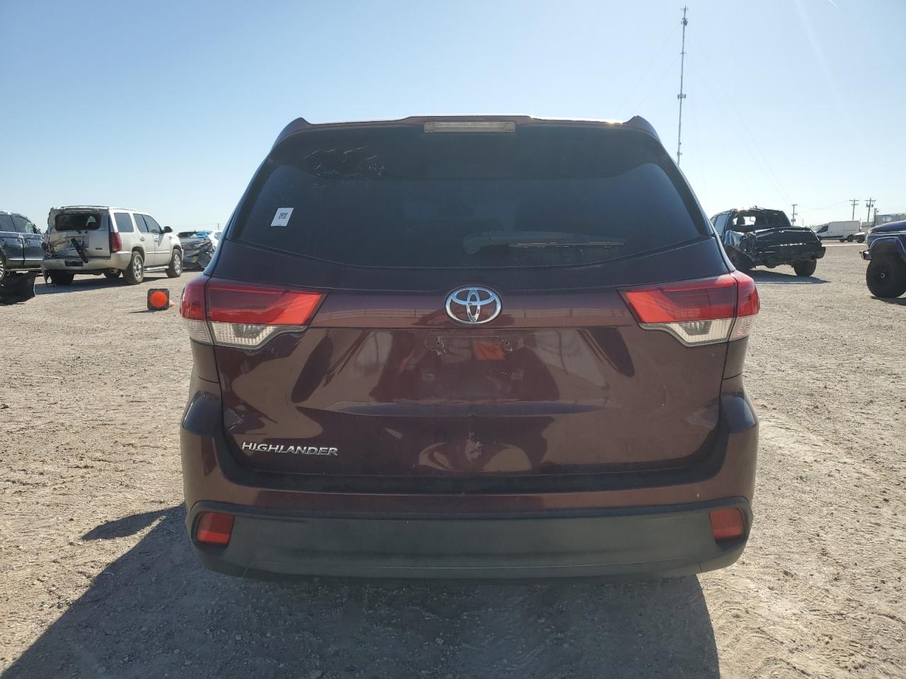 5TDZARFH8JS036233 2018 Toyota Highlander Le