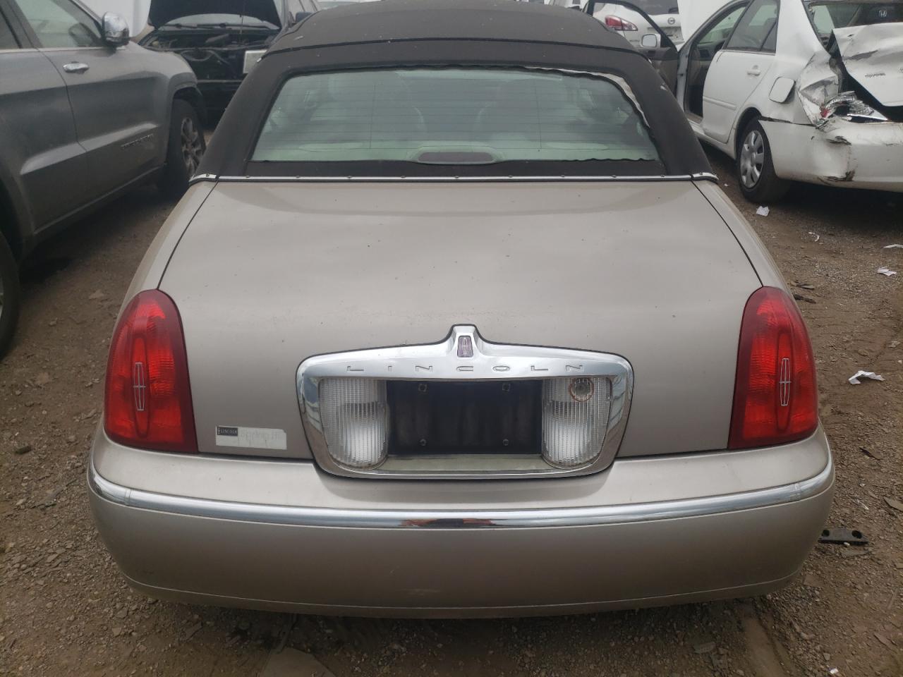 1LNHM81W51Y612475 2001 Lincoln Town Car Executive