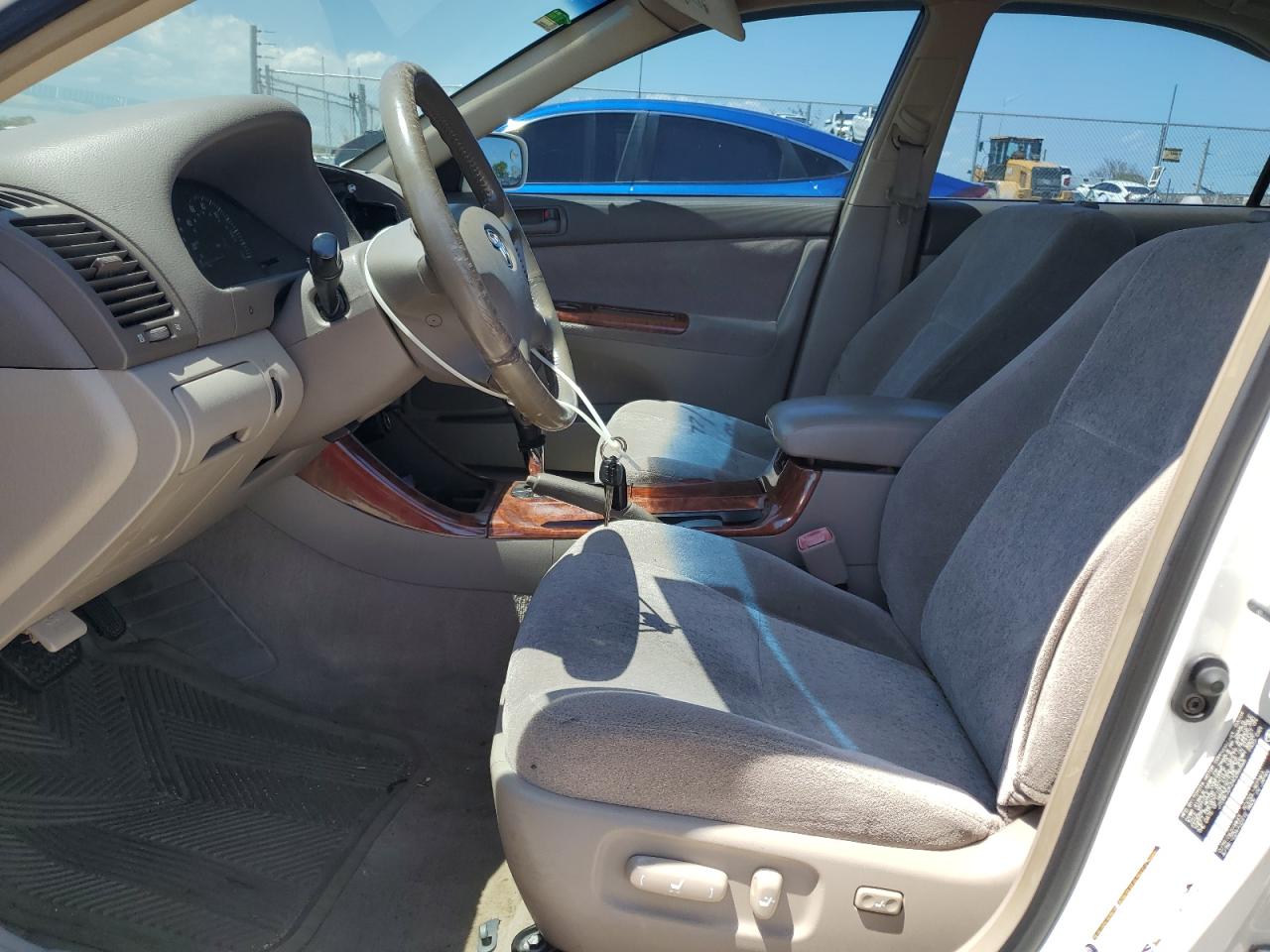 JTDBE32K240286868 2004 Toyota Camry Le