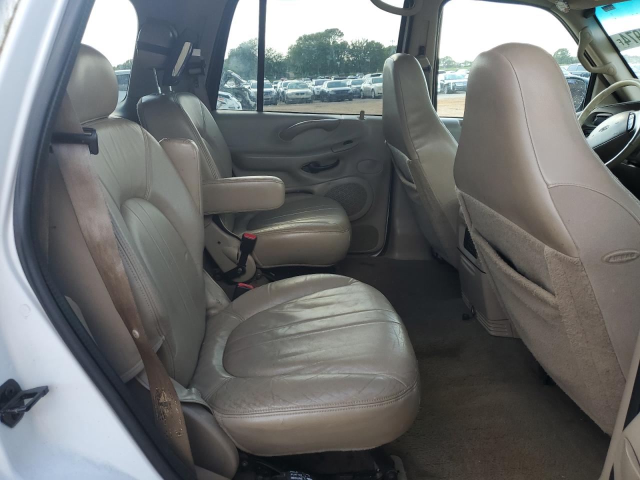 1FMFU18L42LA21112 2002 Ford Expedition Eddie Bauer