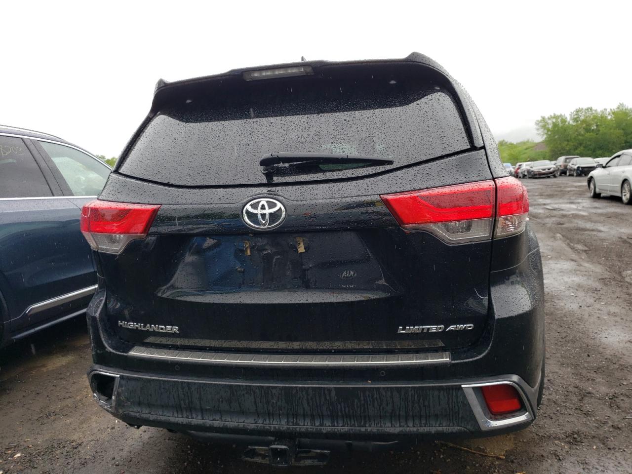 5TDDZRFH9JS849812 2018 Toyota Highlander Limited