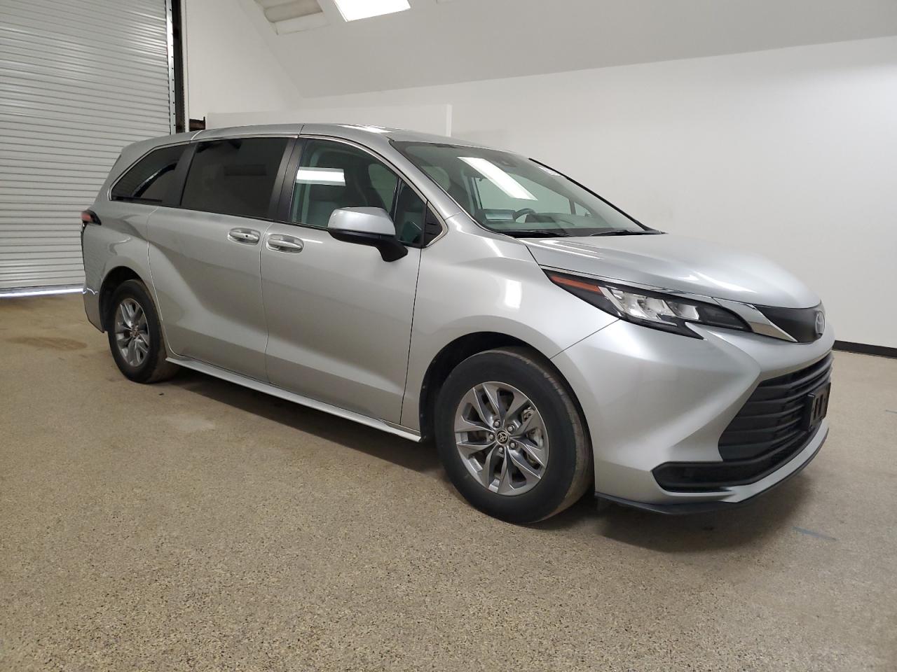 2022 Toyota Sienna Le vin: 5TDKRKEC9NS078939