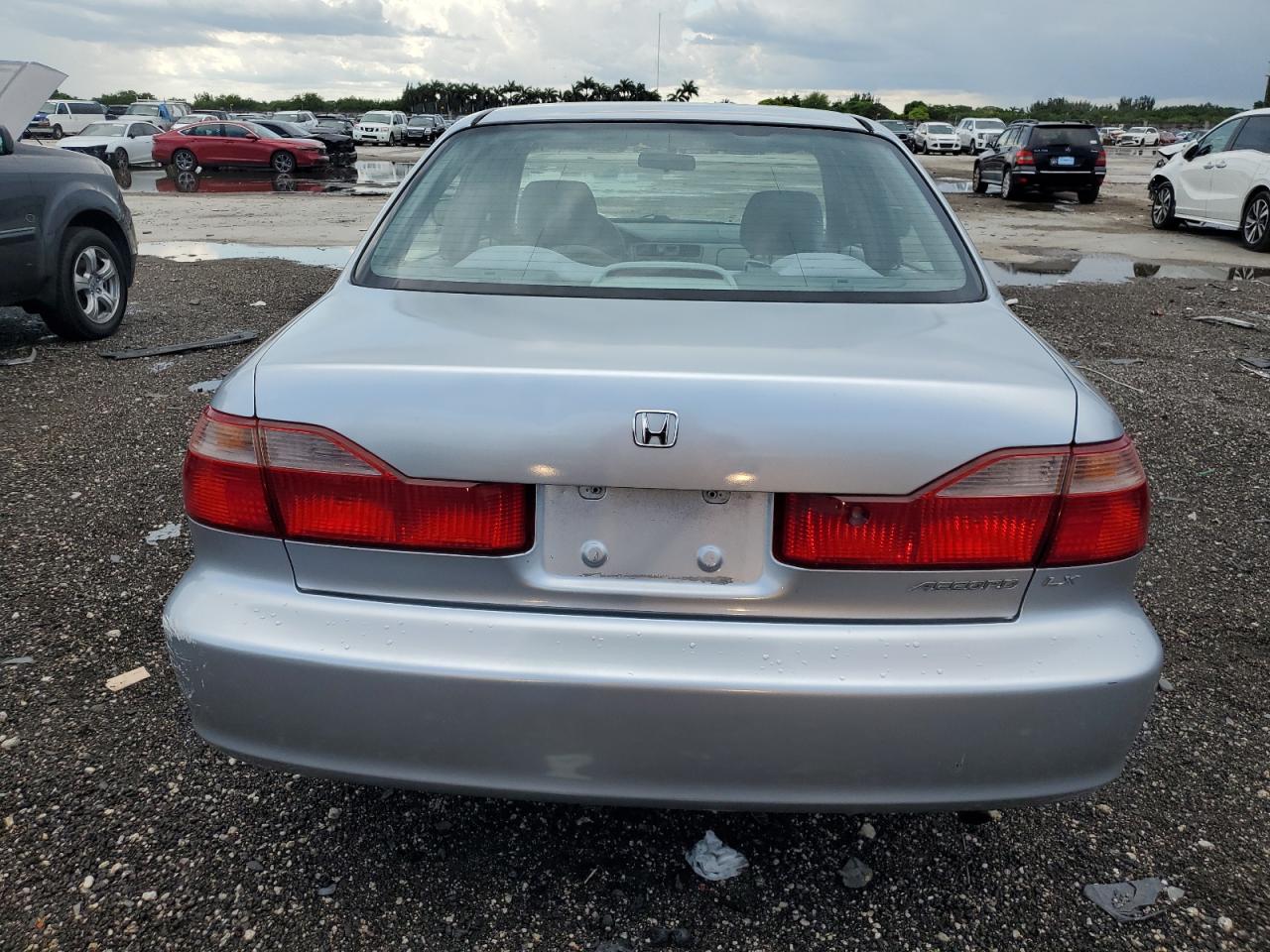 1HGCG5640YA101885 2000 Honda Accord Lx