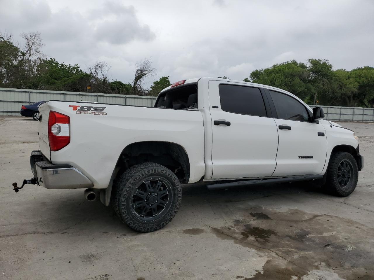 5TFDW5F13HX610930 2017 Toyota Tundra Crewmax Sr5