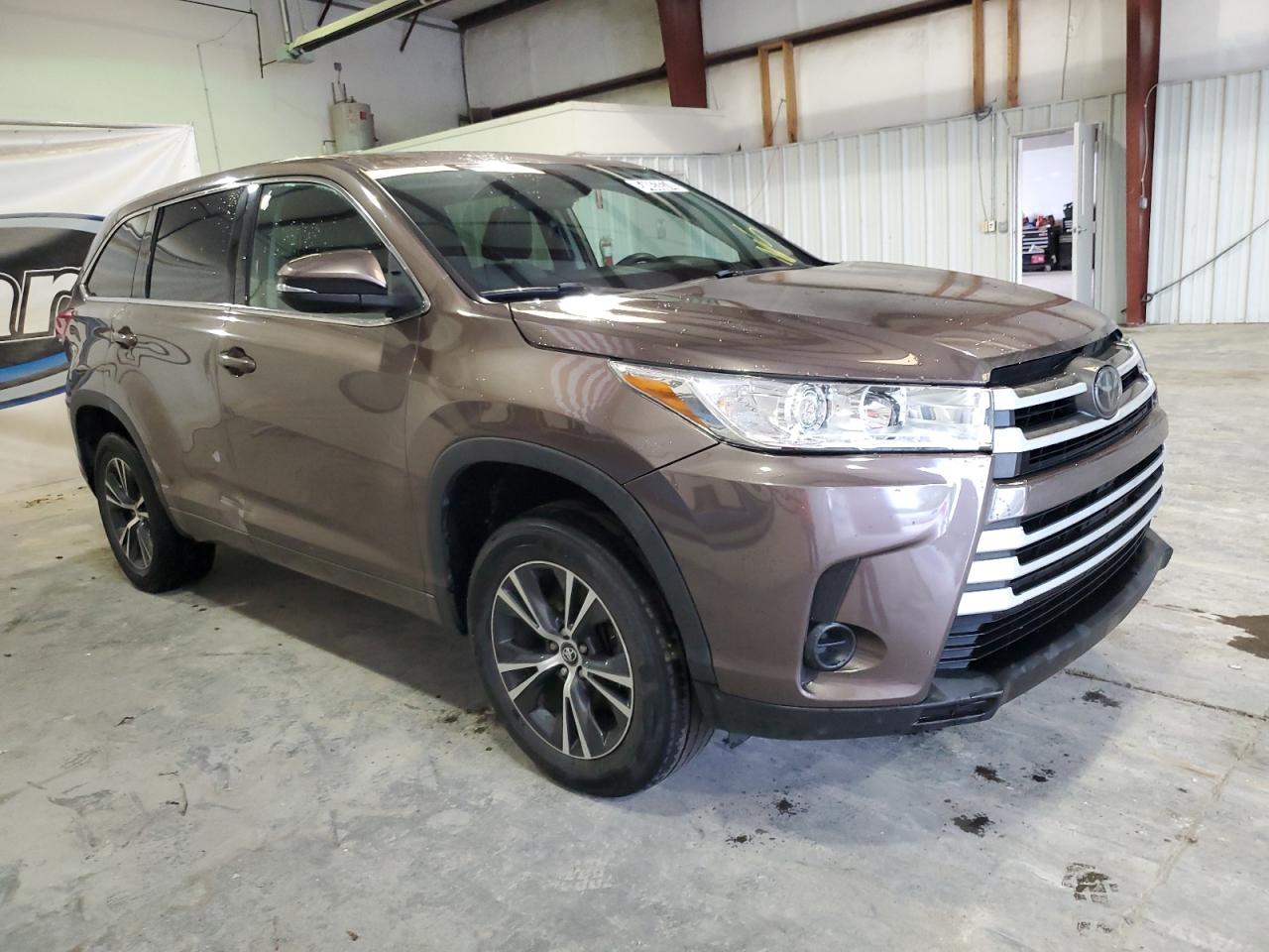 5TDZZRFH2JS243189 2018 Toyota Highlander Le