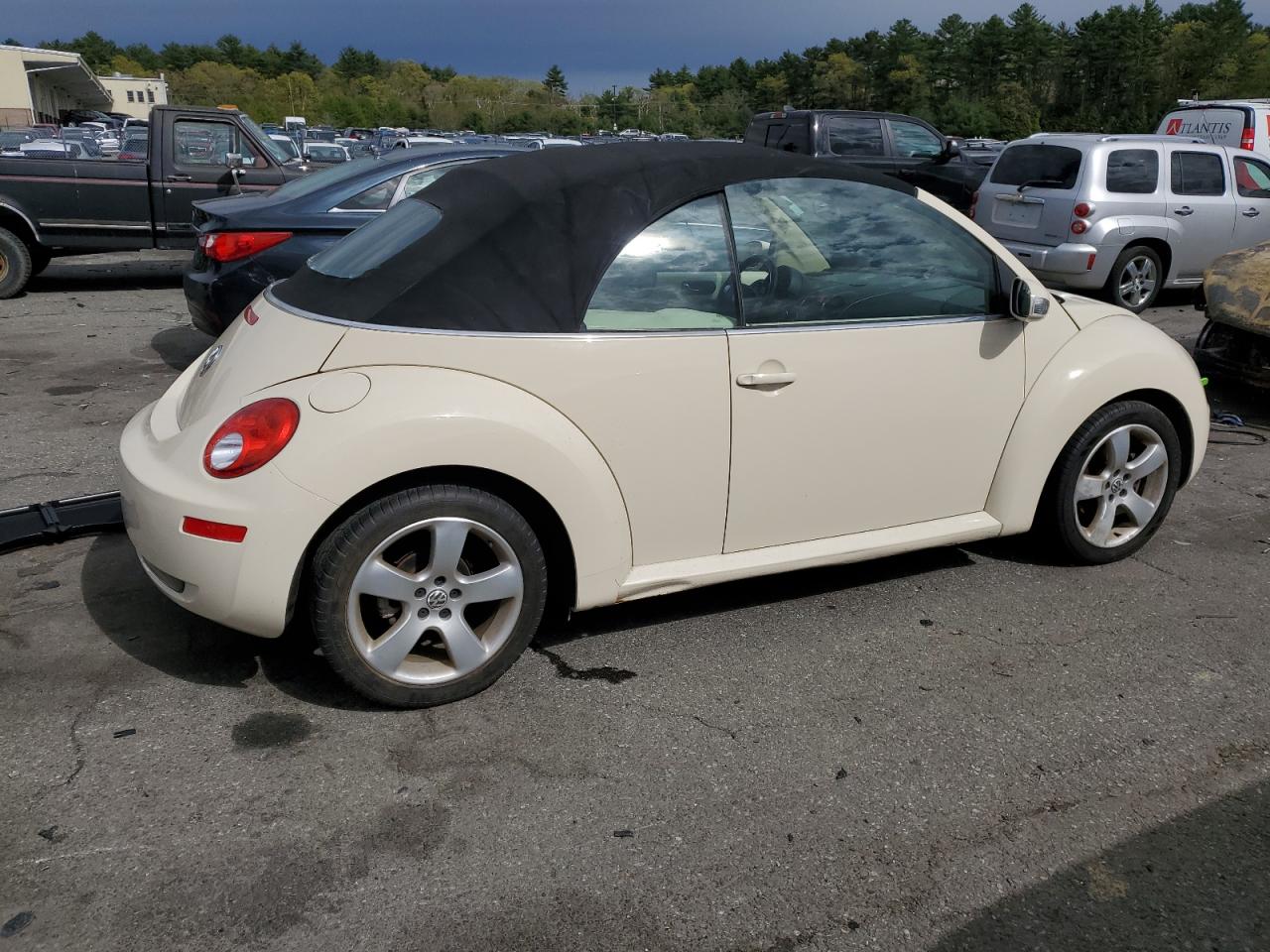 3VWSF31Y36M300485 2006 Volkswagen New Beetle Convertible Option Package 2