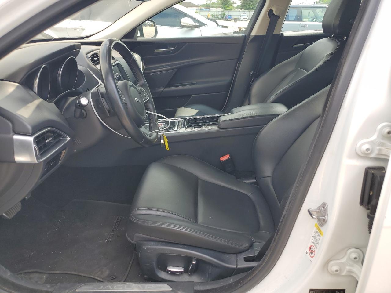 SAJAR4FX2KCP51724 2019 Jaguar Xe