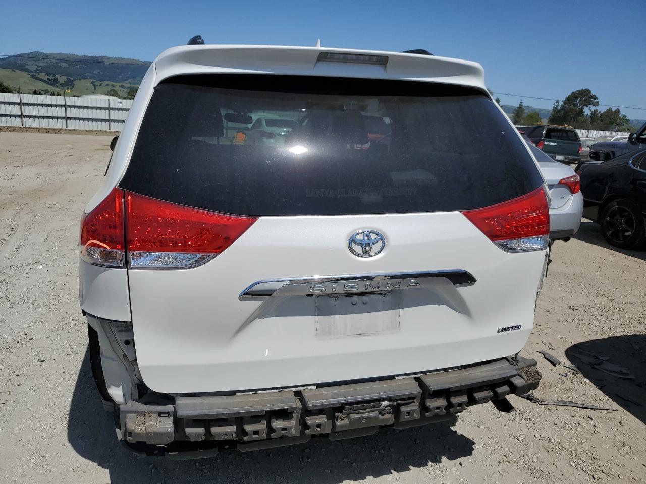 5TDYK3DC6BS039825 2011 Toyota Sienna Xle