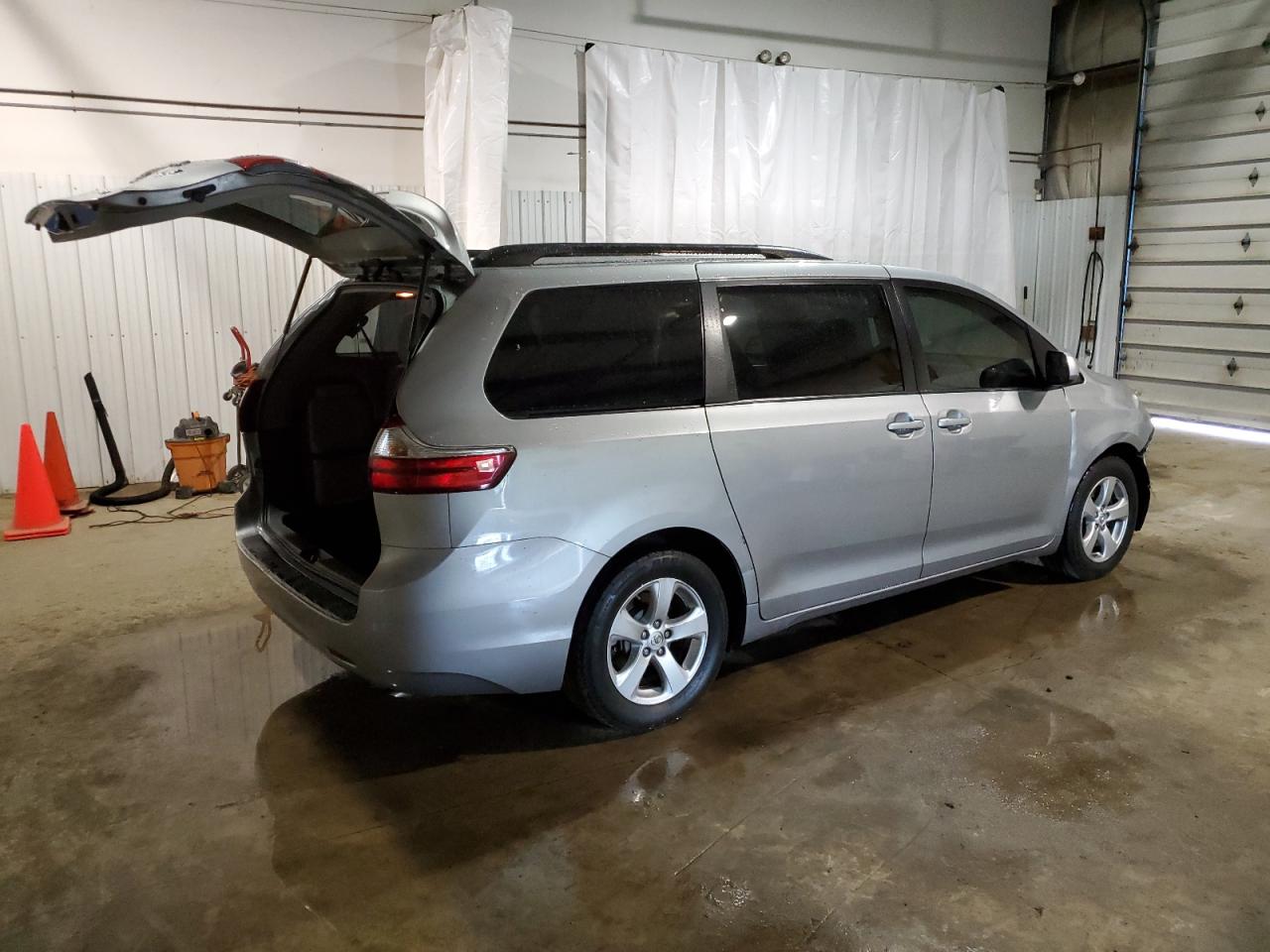 2017 Toyota Sienna Le vin: 5TDKZ3DC5HS856875