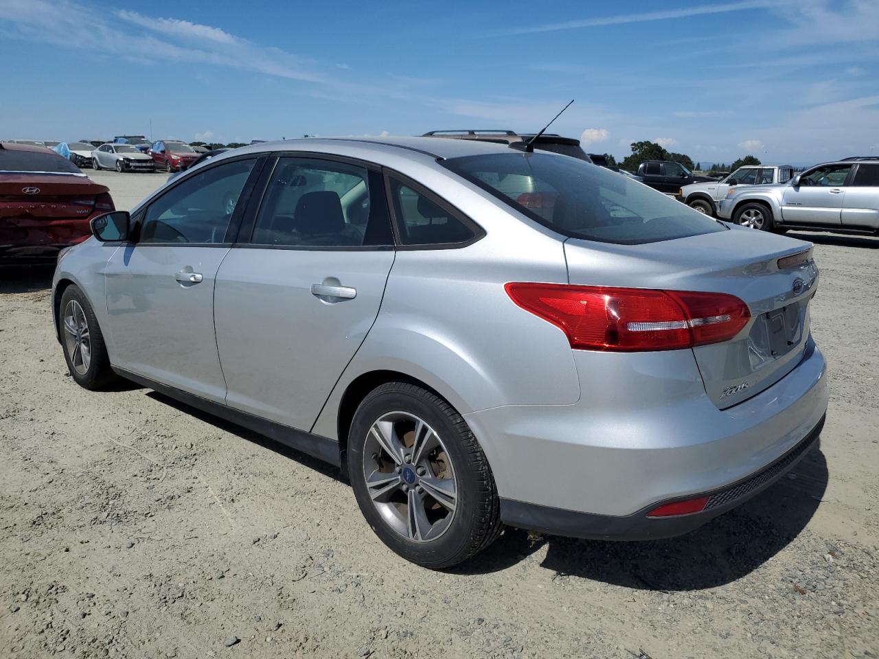 2018 Ford Focus Se vin: 1FADP3FE3JL223902