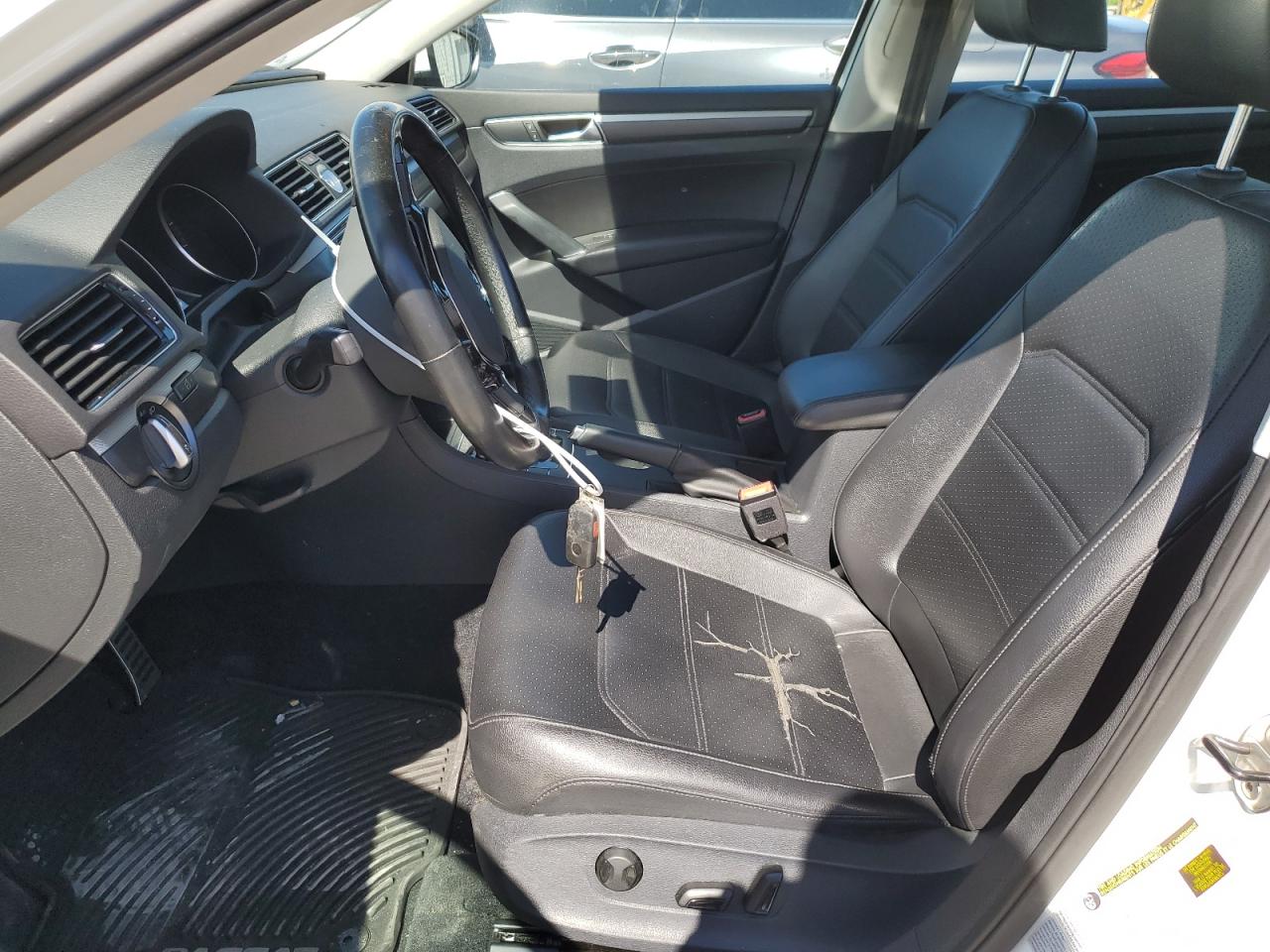 1VWDT7A38HC060884 2017 Volkswagen Passat R-Line